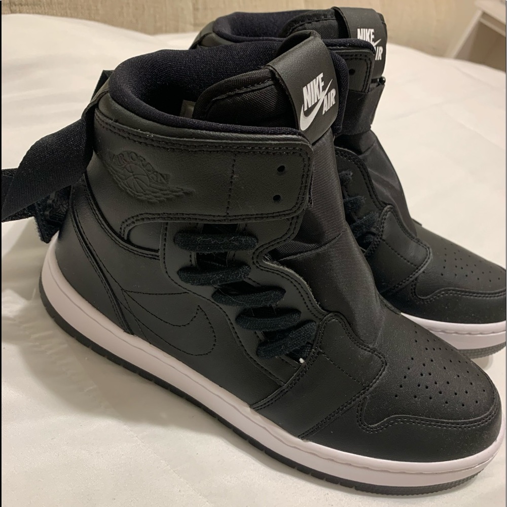 nike 1’s black/white never worn can fit in women’s & mens! SIZE 10 BRAND NEW